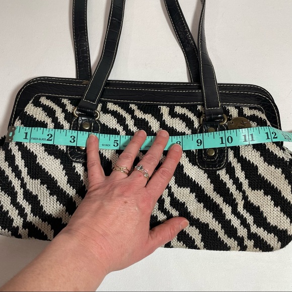 The Sak knit zebra shoulder bag 🦓 with snap closure 👛 and croc 🐊 leather - Picture 3 of 14